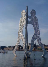 Die Skulptur "The Molecule Man" in Berlin - eine Figur in 3 Ansichten steht für mich für die ganzheitliche Betrachtung des Menschen und seiner Beschwerden.